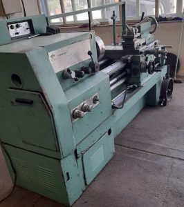 تراش 16b20 یک متر درحدآک ریل و گیربکس عالی دارای سه نظام لینت مرغک گردون